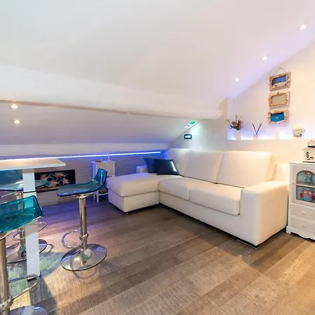 Attico In Centro A 10 Passi Dal Mare Апартаменты *